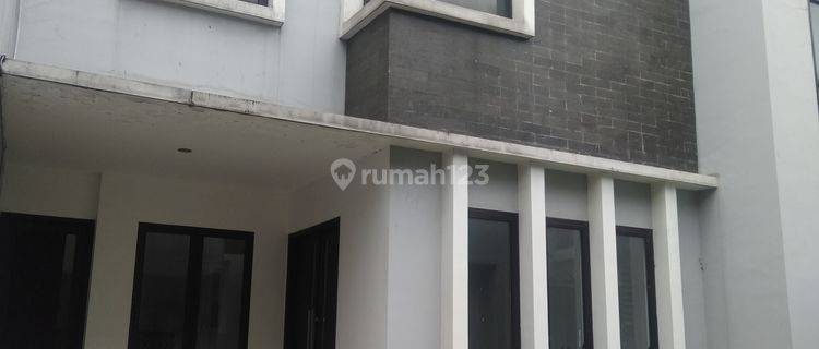 DISEWA RUMAH LUAS DALAM CLUSTER PINGGIR JALAN JAGAKARSA  1