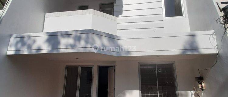 Rumah Baru Renovasi Depan Taman.. Jalan Lebar 1