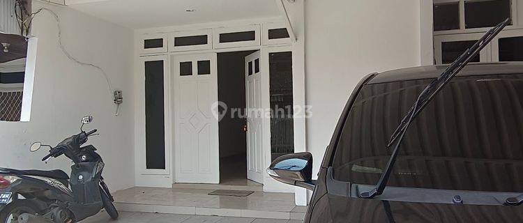 Rumah Putih Bersih Di Daerah Strategis 1