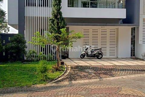 Dijual rumah view golf dan kolam renang di sentul city  1