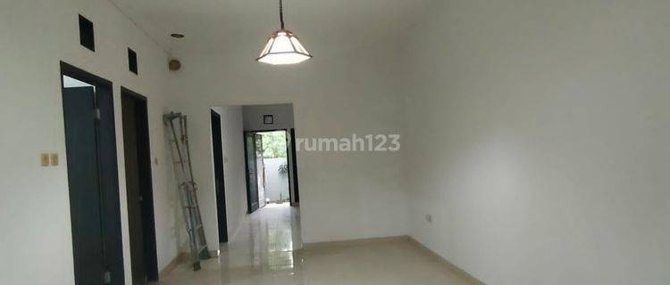 Rumah Siap Huni Terawat Nyaman dan Aman di Taman Kopo Indah 3 1