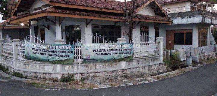 Rumah klasik di perum berkelas di kota Karanganyar 1