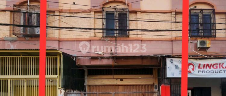 3-story shophouse on Sungai Cenrana street, near Pareman river. 1