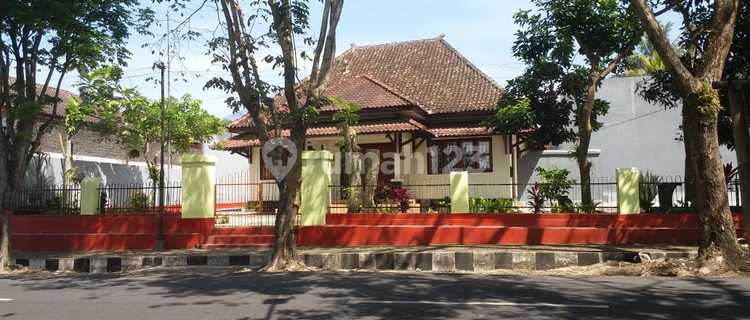 FOR SALE QUICKLY Dutch Building Villa Full of Old Teak Wood in Temanggung City 1