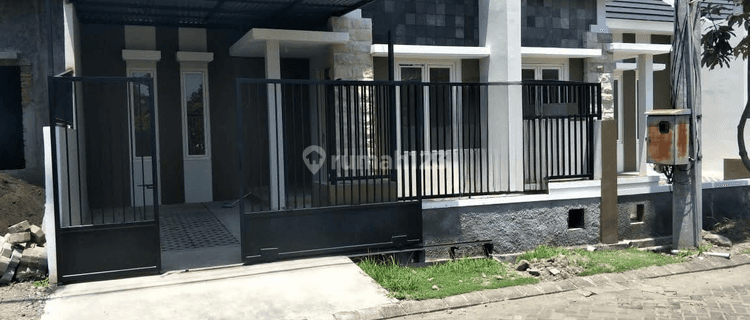 Rumah Bagus Unfurnished SHM di Purimas, Surabaya 1