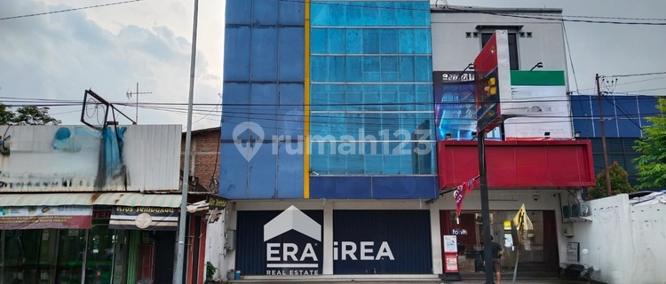 Cheap 3-Storey Shop House for Rent in Solo, Near Ir Sukarno Hospital 1
