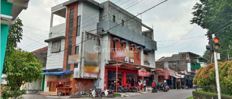 Rumah dan ruang usaha 3lantai di Dekat kampus di Jebres Solo  1