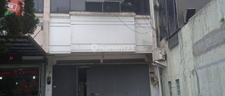 Ruko 3 lantai lokasi strategis di Jalan Pahlawan 1