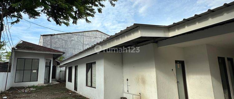 Bangunan 2 Lantai dengan tanah Luas Slipi 1