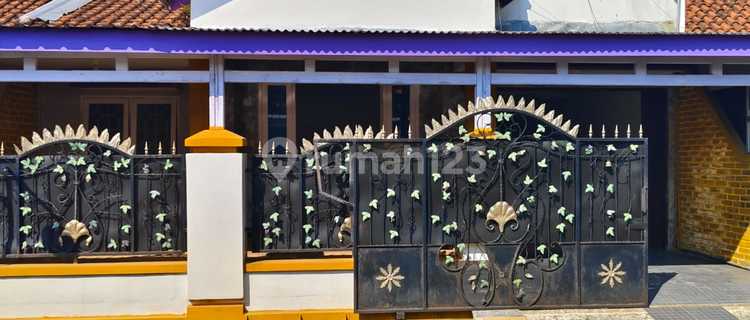 Ready-to-Occupy House Near Ungaran Market 1