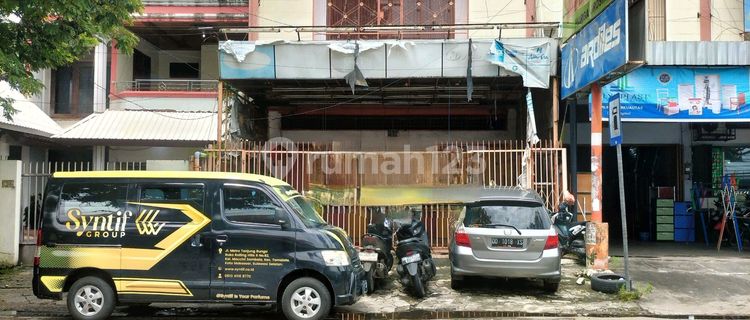 3-Story Shop House Ready for Use on Jl Cendrawasih, Makassar 1
