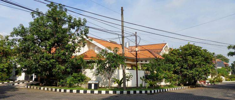 TURUN HARGA!!! Rumah Modern Bagus Terawat Siap Huni di Ketintang. Row 4 mobil los. Hadap Timur Utara.  1