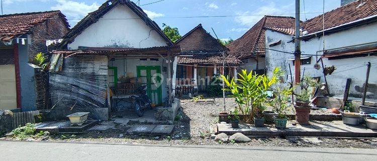 Rumah Hitung Tanah Pusat Kota Lokasi Sangat Strategis di Jl. Sisingamangaraja Jagalan. Cuma 450 Meter Ke Pasar Legi Jombang. Cocok Untuk Tempat Usaha, Area Komersil, Gudang. Row Jalan Depan 2 Mobil Aman. 1