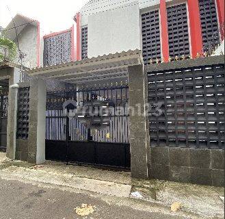 Rumah Sewa 2 Lantai, Bersih, Terawat, 3 Kamar, Unfurnished, Lokasi Dekat Pondok Indah 1