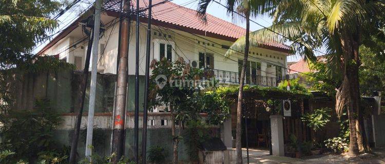 Kebayoran Baru, Dijual Rumah Hoek 1