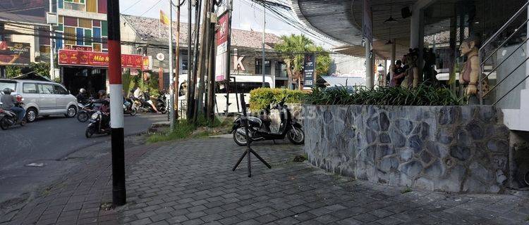 Seminyak 3-story building on Jalan Petitenget  1