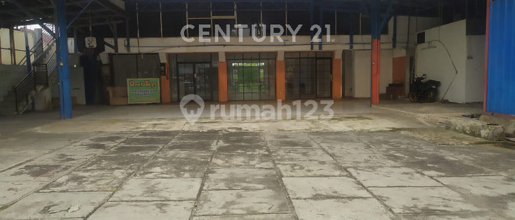 For Rent: 30-Meter Wide Shop House in Busy Ciputat Area 1
