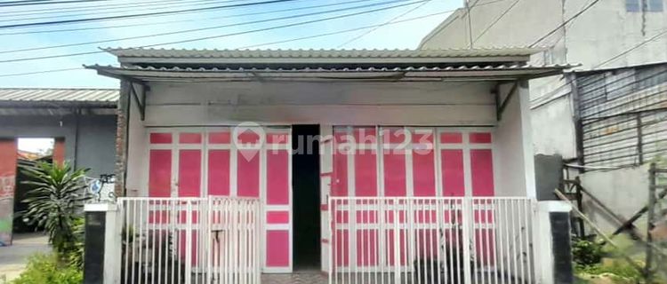 Ready-to-Occupy Shop House in a Bustling Area Near the Shopping District 1