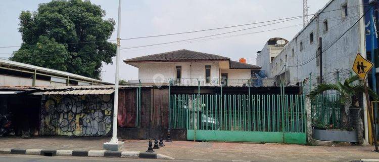 Rumah Pinggir Jalan Raya 1