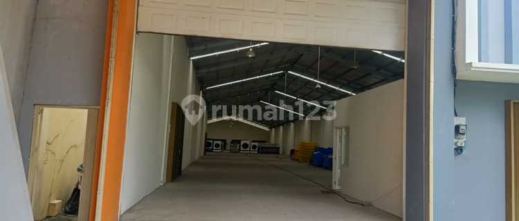 Good Ready-to-Use Medium-Sized Warehouse in Yos Sudarso, Semarang 1