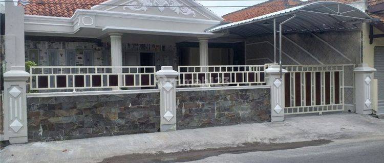 Rumah Baron Gede Solo Tidak Jauh Dari Jalan Raya Utama 1
