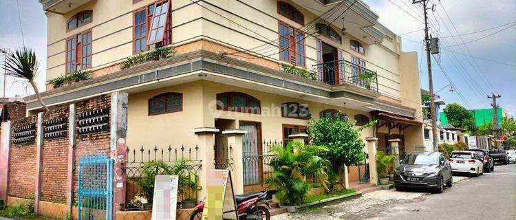 Rumah Lux 2 Lantai Full Furnished Kawasan Laweyan Solo 1