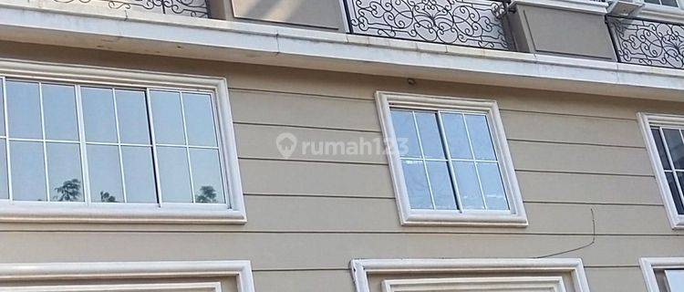 Ruko 3,5 lt hadap boulevard ,harga sewa terbaik, parkir luas 1