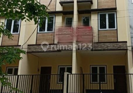J1603-CBL5 Rumah baru 3 lantai 3.5x13 m2 jalan 2 mobil hadap Utara Taman Ratu 1