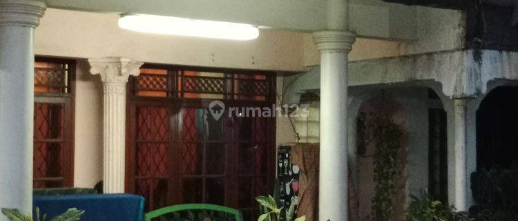 Rumah dgn luas 900m rumah utama 2 lt ada kamar kost di blk&kiri   1