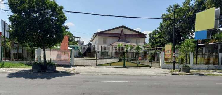Affordable Building in Mantrijeron Area, Suitable for Warehouse, Billiards, and Office 1