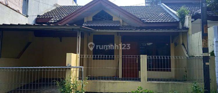 Di Sewa Rumah Dalam Komplek Besar Limo Cinere, Luas Tanah 120m, 2 Kamar Tidur, 1 Kamar Pembantu, 1 Lantai, Jalan Lebar, Harga 38 Jt Nego Pertahun Sewu 1