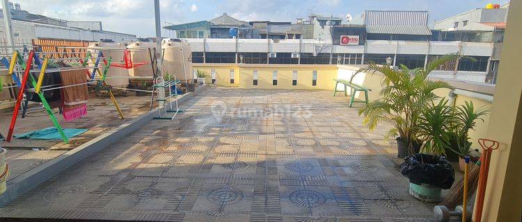Ruko 3 Lantai Dipinggir Jalan Lokasi Strategis Siap Pakai Harga Menarik 1