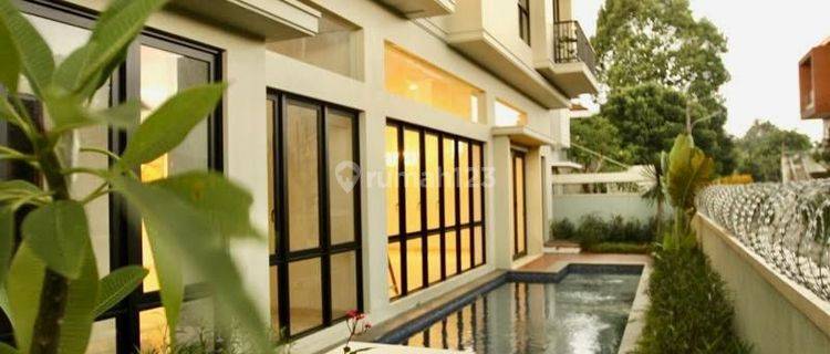 Rumah dengan private pool di Jakarta Selatan 1