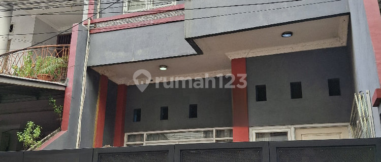 Beautiful House Strategic Location Semi Furnished Comfortable for Living 1