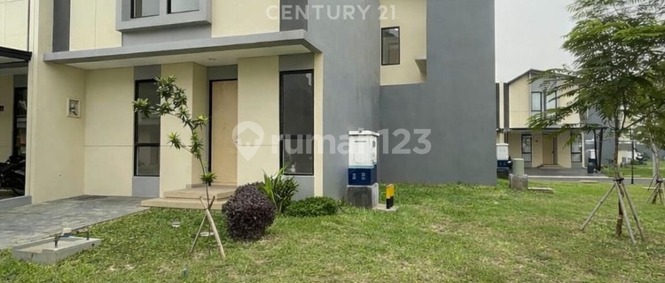 Ready-to-Occupy House in Suvarna Sutera Tangerang Regency 1