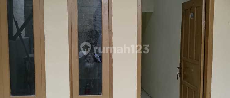 In a Boarding House House in Gondrong Behind Green Lake 4 Partitions 1