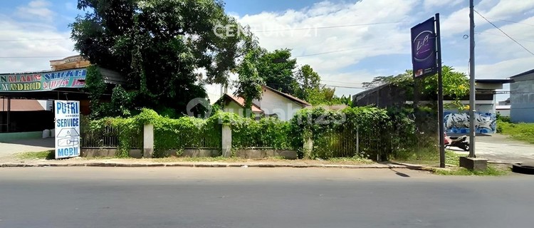 Strategic House on the Makassar Maros Main Road 1