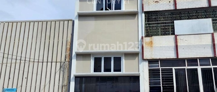 New Strategic and Ready-to-Occupy Shop House on Irian Street 1