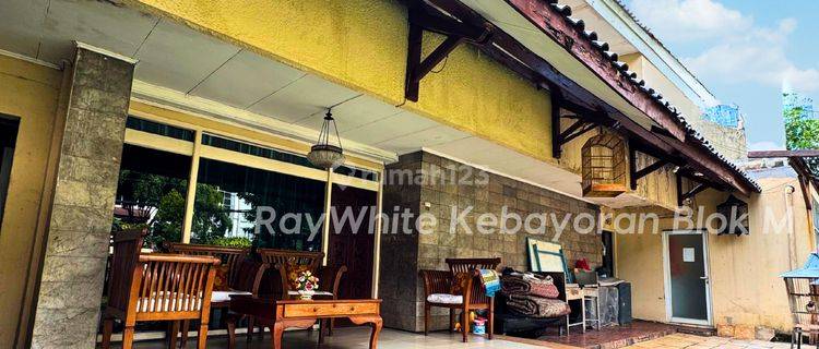 Rumah 2 Lantai Unfurnished SHM di Dekat Pasaraya, Jakarta Selatan 1