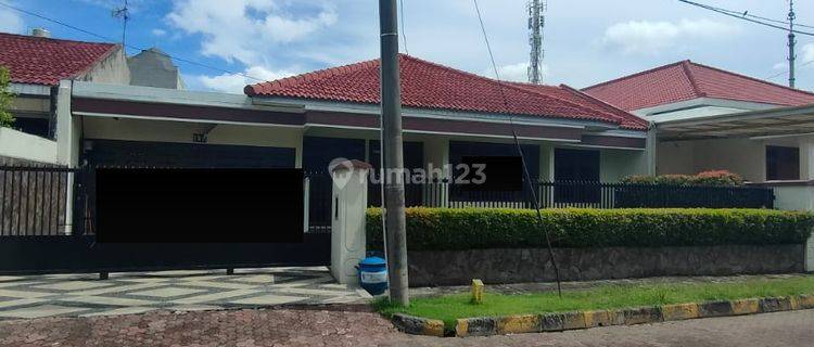 Rumah full renovasi luas ada halaman belakang di Darmo harapan 1