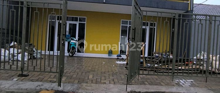 Two-story shophouse, roadside Nusaloka Boulevard BSD. 1