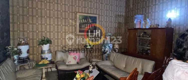 House suitable for business on Ahmad Yani Street. 1