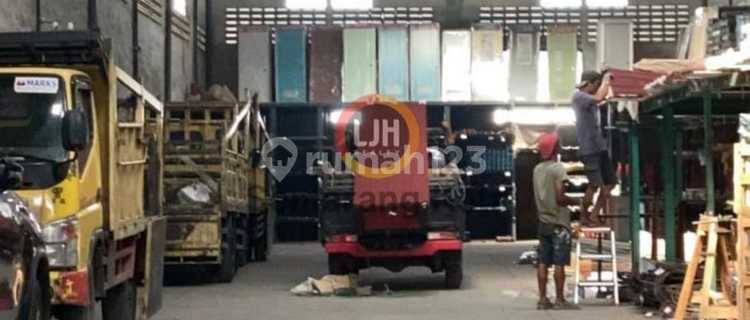 Commercial building on Sarwo Edi Wibowo Street 1