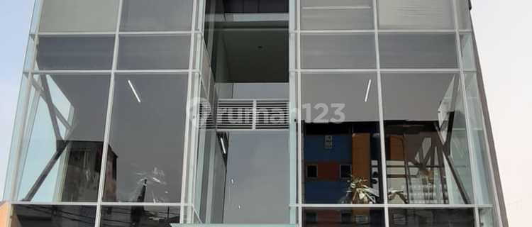 Ruko Bagus dekat Akses Transportasi Umum, Bebas Banjir 1