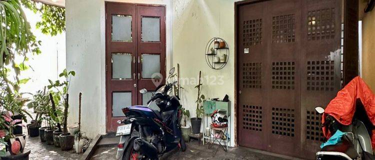 Rumah Asri Depan Taman, Lokasi Elite Dekat Pakubuwono 1