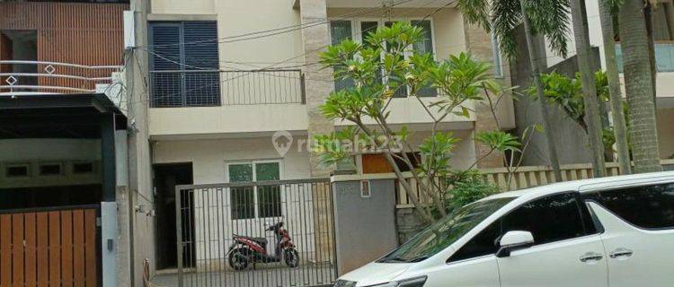 Rumah di Metro Alam Pondok Indah 3 Lantai SHM Bagus 1