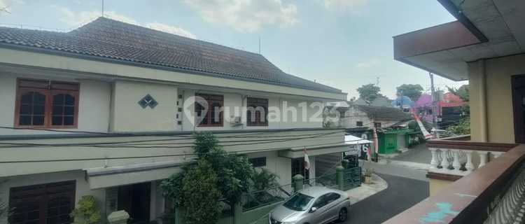 BOARDING HOUSE AND MAIN HOUSE FOR SALE IN BABARSARI, FULLY OCCUPIED, NEAR CAMPUS 1