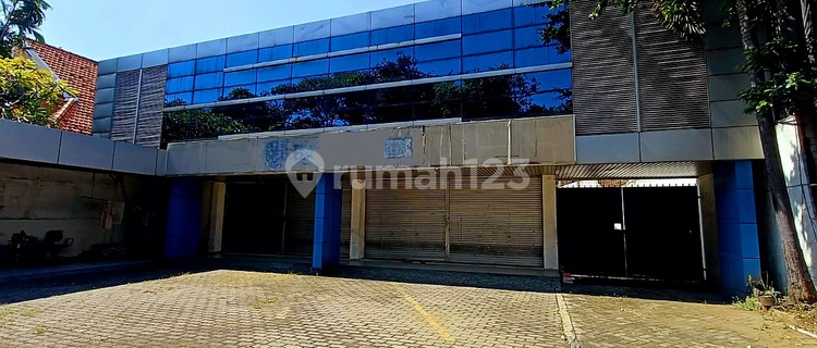 Strategic Ex-Bank Shop House in the Heart of Diponegoro City, Surabaya 1