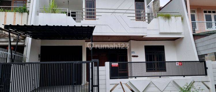 Rumah Bagus Siap Huni 2 Lantai Di Intercon... Harga Murah 1