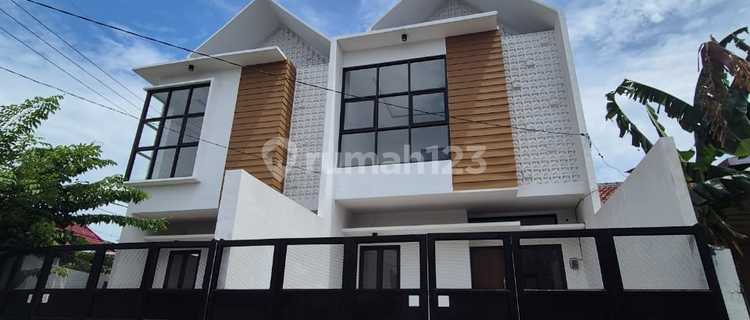 2-Storey Hook House with SHM in Sukomanunggal Area 1